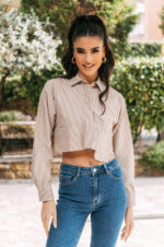 Πουκάμισο crop top καφέ με λεπτή άσπρη ρίγα - Image 2