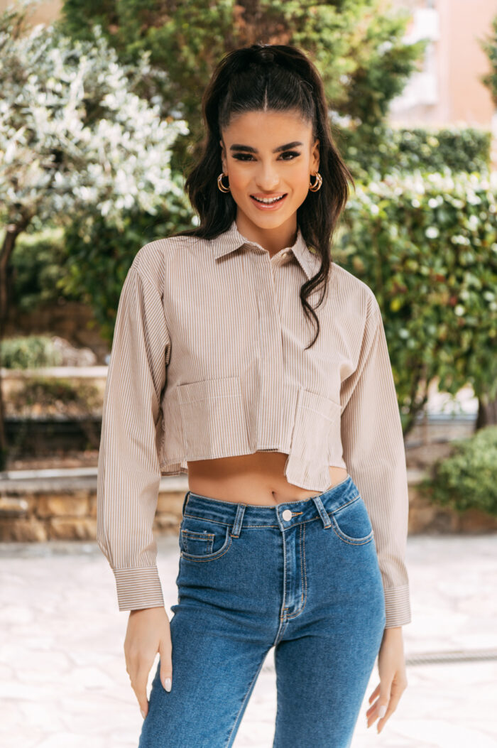 Πουκάμισο crop top καφέ με λεπτή άσπρη ρίγα - Image 2