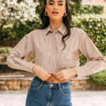 Πουκάμισο crop top καφέ με λεπτή άσπρη ρίγα