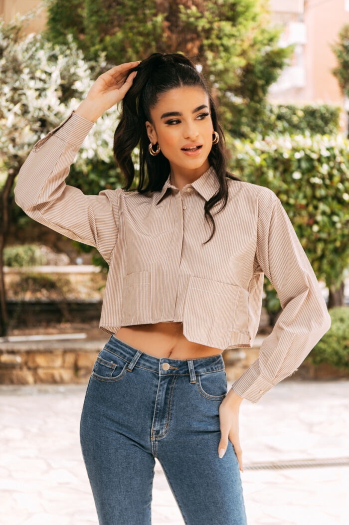 Πουκάμισο crop top καφέ με λεπτή άσπρη ρίγα - Image 3