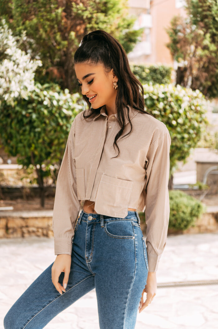 Πουκάμισο crop top καφέ με λεπτή άσπρη ρίγα - Image 4