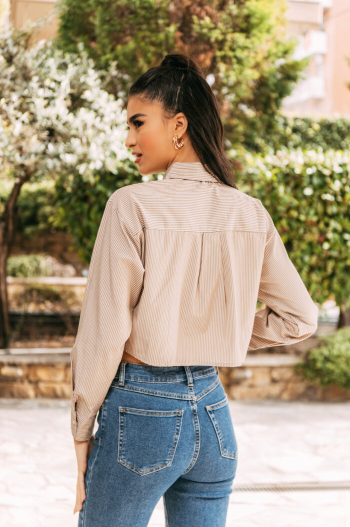 Πουκάμισο crop top καφέ με λεπτή άσπρη ρίγα - Image 5