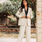 Κοστούμι εκρού με λεπτή μαύρη ρίγα