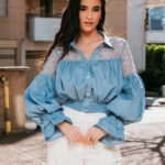 Πουκάμισο σιέλ με δαντέλα και πέρλες