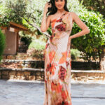 Φόρεμα σατέν πλισέ maxi μπεζ