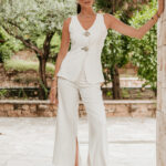 Σετ γιλέκο παντελόνι άσπρο με κόσμημα κουμπιά