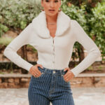 Μπλούζα πλεκτή εκρού με αποσπώμενη γούνα