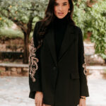 Σακάκι μαύρο με κέντημα στα μανίκια