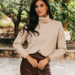 Μπλούζα με ζιβάγκο και στρας μπεζ