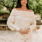 Μπλούζα πλεκτή off shoulder με κρίκο εκρού