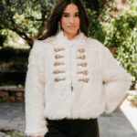 Γούνα εκρού με αξεσουάρ