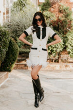 Φόρεμα mini tweed με πούπουλα τύπου Chanel εκρού