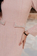 Φόρεμα midi tweed με στρας ροζ - Image 9
