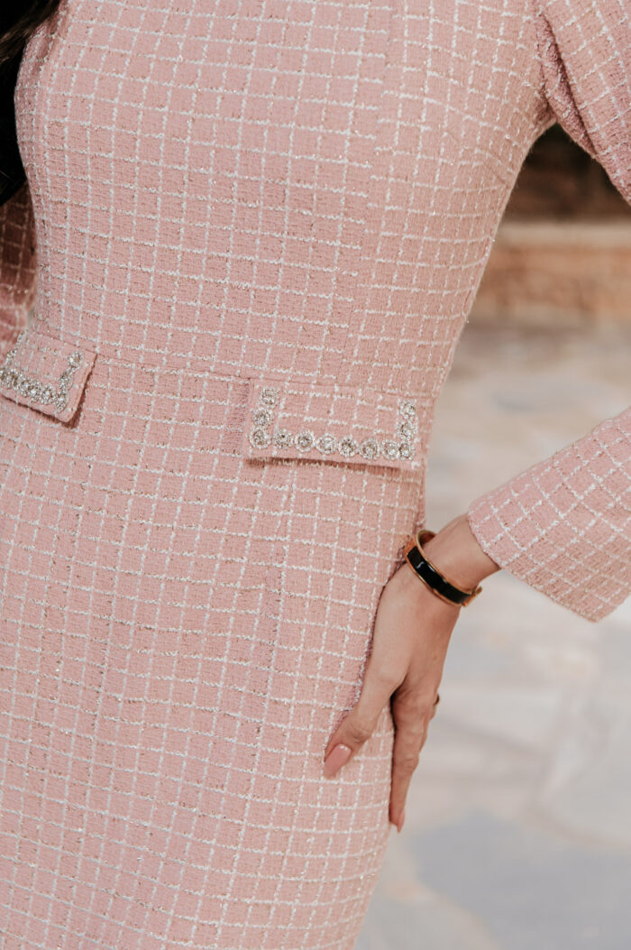 Φόρεμα midi tweed με στρας ροζ - Image 9