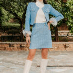 Σετ σακάκι-φούστα tweed γαλάζιο με πούπουλα