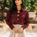 Πουκάμισο μπορντώ σατέν με χρυσά κοσμήματα