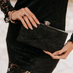 Tσάντα φάκελος με κουμπί στρας σε μαύρο χρώμα