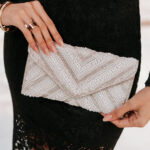 Tσάντα φάκελος clutch με στρας και χάντρες σε ασημί χρώμα