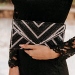 Tσάντα φάκελος clutch με στρας και χάντρες σε μαύρο χρώμα