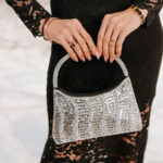 Tσάντα φάκελος με χερούλι και στρας σε ασημί χρώμα