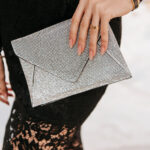 Tσάντα φάκελος clutch με στρας σε ασημί χρώμα
