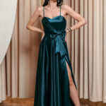 Φόρεμα maxi σατέν με 3D φιόγκο κυπαρισσί