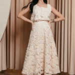 Σετ μπλούζα-φούστα σομόν με ανάγλυφα λουλούδια