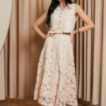 Σετ μπλούζα-φούστα σομόν με ανάγλυφα λουλούδια και πέρλες