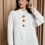 Πουκάμισο άσπρο σατέν με χρυσά κοσμήματα