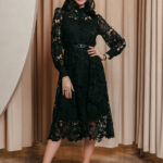 Φόρεμα maxi κιπούρ μαύρο με αποσπώμενο μεσοφόρι και ζώνη