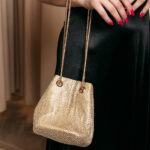 Tσάντα πουγκί στρας με χερούλι gold