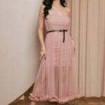 Φόρεμα midi στράπλες τούλι με ζώνη ροζ