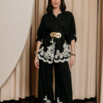 Σετ πουκάμισο-παντελόνι με κεντημένο μοτίβο