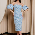 Φόρεμα midi baby blue off shοulder balloon με ανάγλυφο floral