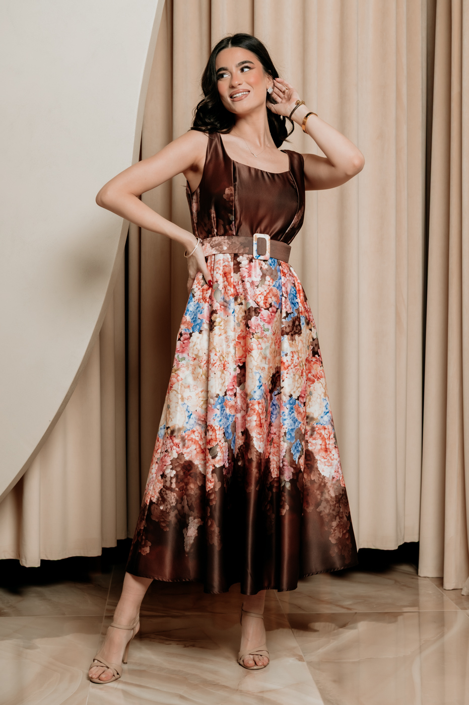 Φόρεμα maxi floral σατέν με ζώνη καφέ