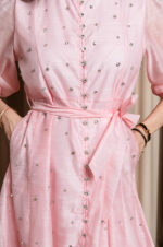 Φόρεμα maxi με στρας baby pink - Image 11