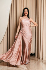Φόρεμα maxi one shoulder με πέτρα στρας σομόν - Image 2