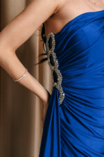 Φόρεμα maxi one shoulder με πέτρα στρας μπλε ηλεκτρίκ - Image 8