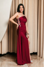 Φόρεμα maxi one shoulder με πέτρα στρας βουργουνδί - Image 4