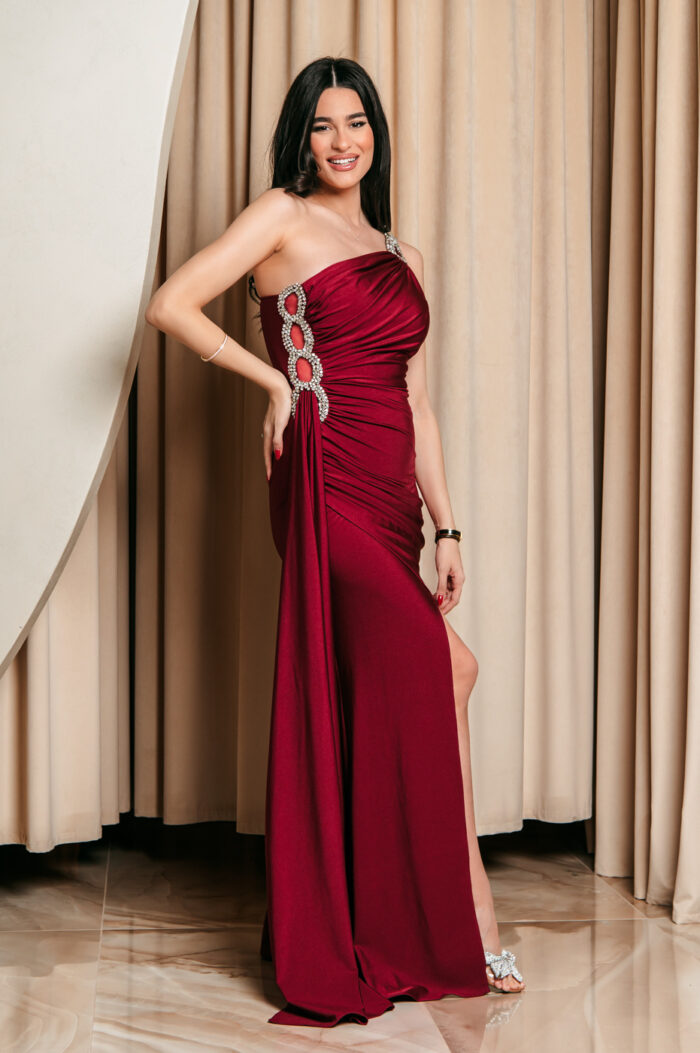 Φόρεμα maxi one shoulder με πέτρα στρας βουργουνδί - Image 4