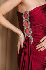 Φόρεμα maxi one shoulder με πέτρα στρας βουργουνδί - Image 8