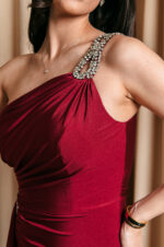 Φόρεμα maxi one shoulder με πέτρα στρας βουργουνδί - Image 7