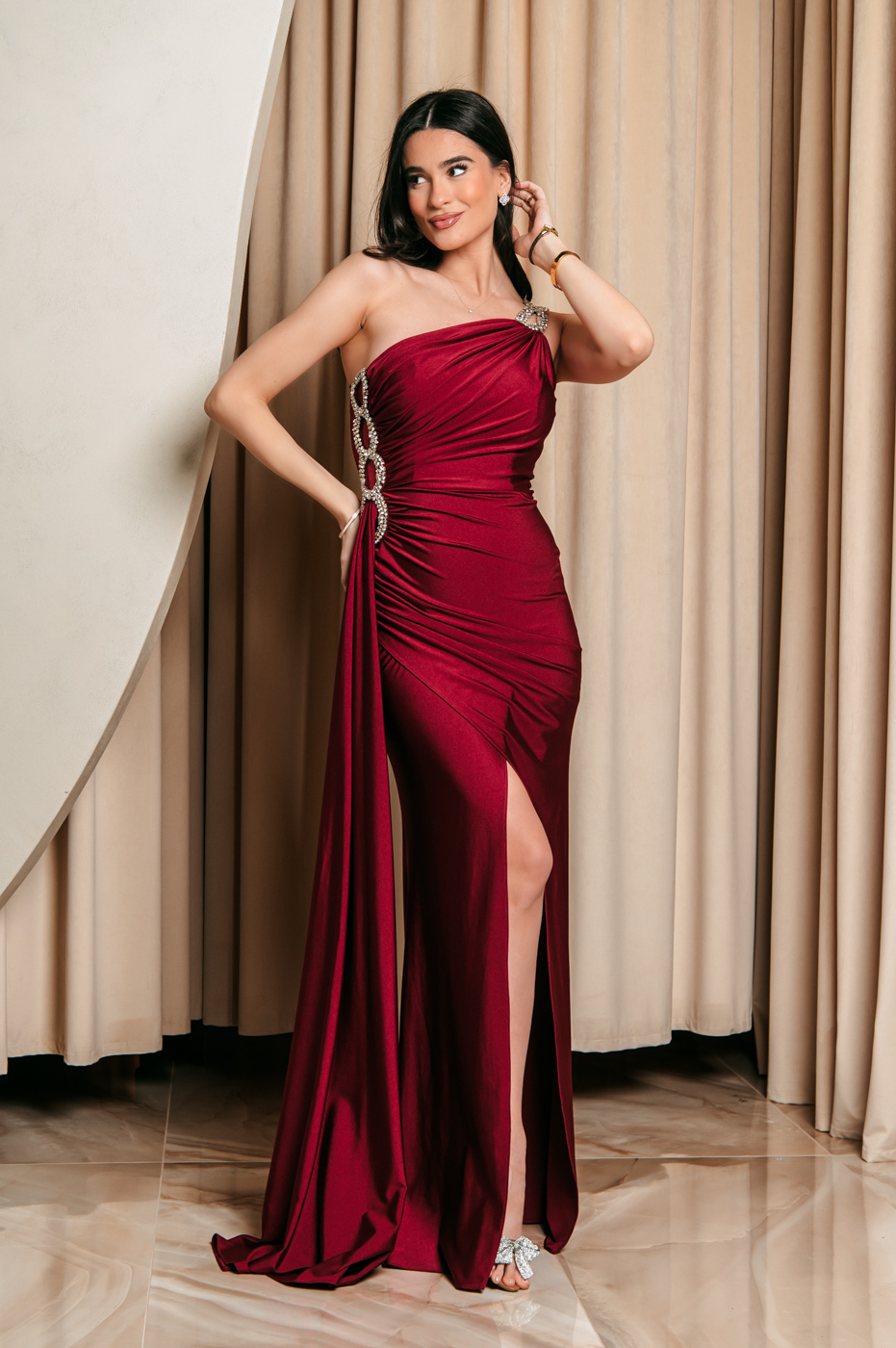 Φόρεμα maxi one shoulder με πέτρα στρας βουργουνδί