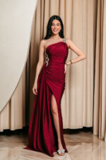 Φόρεμα maxi one shoulder με πέτρα στρας βουργουνδί - Image 2