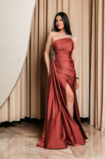 Φόρεμα maxi one shoulder με πέτρα στρας σάπιο μήλο