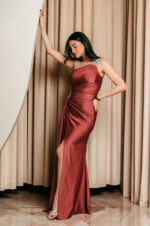 Φόρεμα maxi one shoulder με πέτρα στρας σάπιο μήλο - Image 5