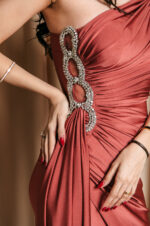 Φόρεμα maxi one shoulder με πέτρα στρας σάπιο μήλο - Image 9