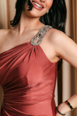 Φόρεμα maxi one shoulder με πέτρα στρας σάπιο μήλο - Image 10