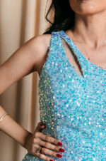 Φόρεμα maxi cut out one shoulder με παγιέτα baby blue - Image 8