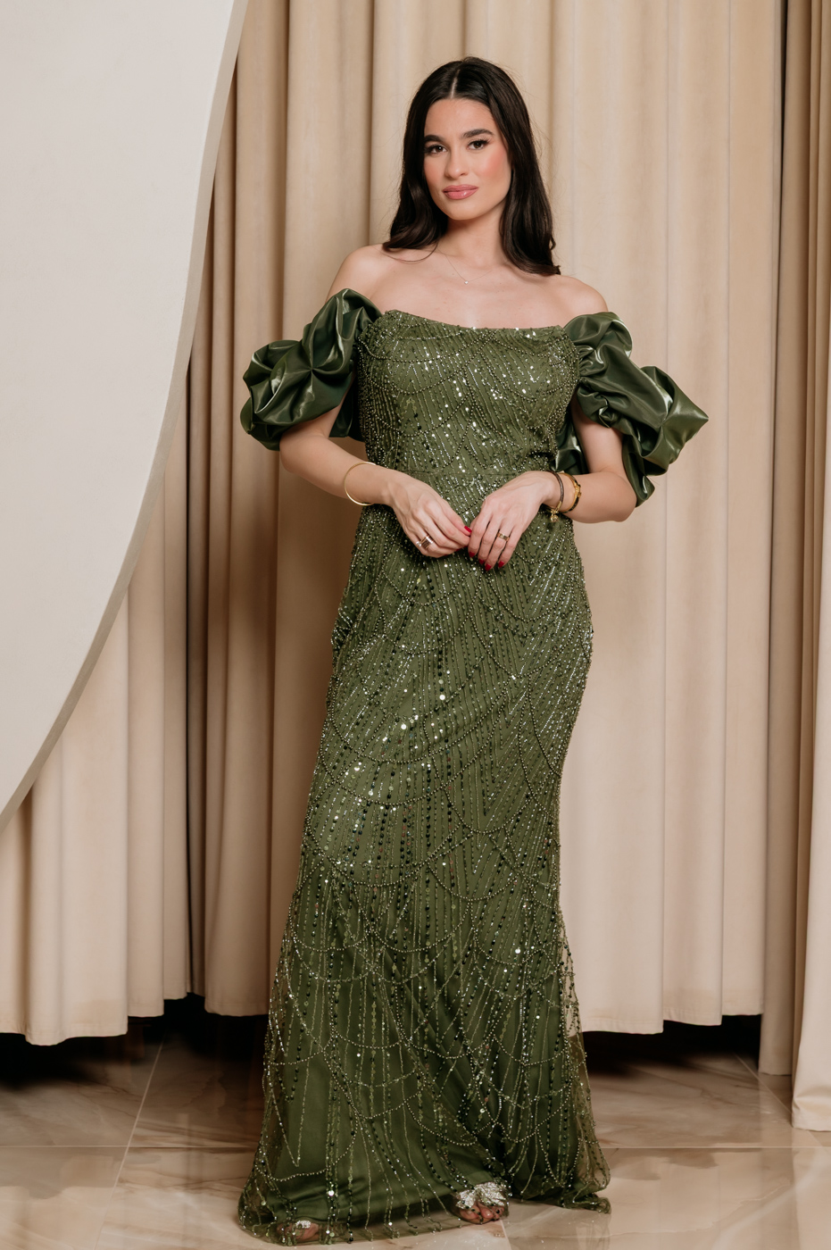 Φόρεμα maxi off shoulder με χάντρες και παγιέτες πράσινο